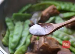 Illustration of how to stew beans with big bones 6