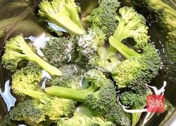 粤式—西兰花炒虾仁的做法图解1