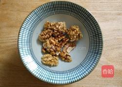  核桃仁拌芹菜的做法图解1