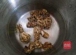  核桃仁拌芹菜的做法图解2