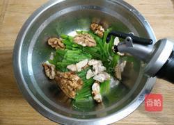  核桃仁拌芹菜的做法图解8