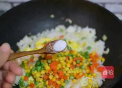 Illustration of how to make colorful fried rice with shrimps 11