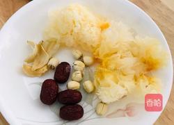 银耳莲子汤的做法图解1