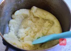 Illustration of how to make wheel puffs (New Year's dessert) 4