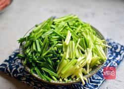 蒜苗炒培根的做法图解2