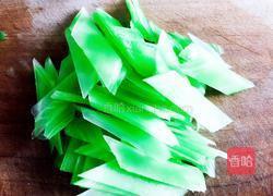 双椒炒笋片的做法图解2