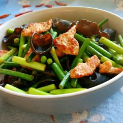 蒜薹木耳炒肉的做法[图]