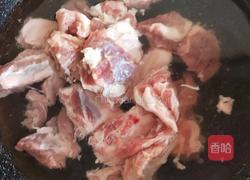 红烧排骨炖土豆的做法图解1