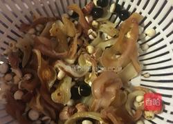 川贝海底椰冰糖雪梨炖瘦猪汤的做法图解2