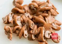 Illustration of how to make casserole with large intestine and stewed tofu 2