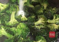 蒜香肉盖浇西兰花的做法图解2