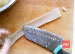 Illustration of how to mix pork rinds with lemon 4