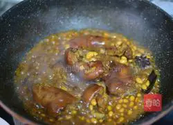 Illustration of braised pig trotters with soybeans 10