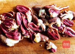 青蒜苗炒鸡心的做法图解2