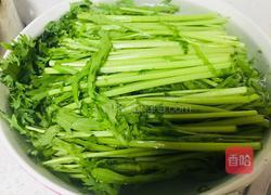 酱香茼蒿的做法图解1