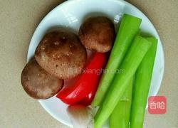 香菇炒笋丁的做法图解1