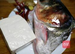 红烧鱼头焖豆腐的做法图解1