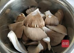 鲜蘑炒鸡蛋的做法图解1