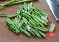 腰果炝芹菜的做法图解2