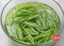 腰果炝芹菜的做法图解4