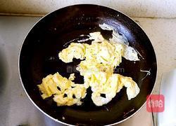 鸡蛋炒蒜苔的做法图解3