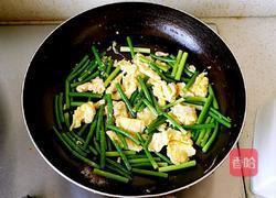 鸡蛋炒蒜苔的做法图解7