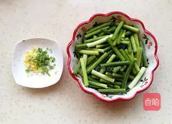 Illustration of how to make stir-fried pork with garlic moss 1