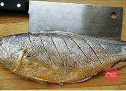 葱油黄花鱼的做法图解1