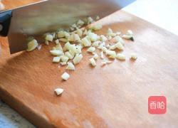 凉拌菠菜猪肝的做法图解1