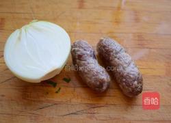 洋葱炒香肠的做法图解1