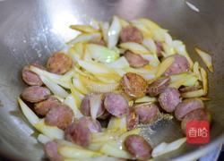 洋葱炒香肠的做法图解5