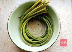 手撕蒜薹的做法图解1