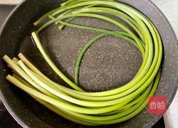 手撕蒜薹的做法图解2