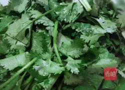 Illustration of how to cook shredded pork with coriander 2