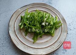 尖椒丝炒鸡蛋的做法图解2