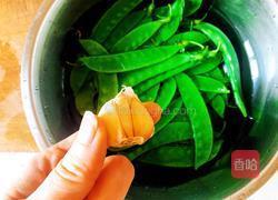 蒜蓉荷兰豆的做法图解1
