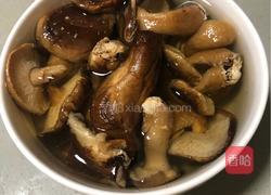 粤式－荷兰豆香菇炒腊肉的做法图解1