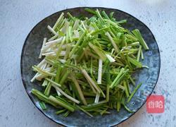 蒜苗炒鸡蛋的做法图解2