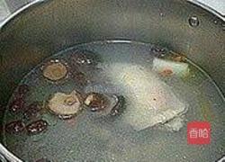 香菇清炖鸡腿汤的做法图解5