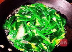 凉拌果仁菠菜的做法图解3