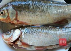 红烧鲫鱼的做法图解1