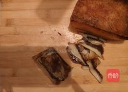 贵州腊肉炒青椒的做法图解1