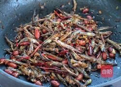 香辣花生米小鱼干的做法图解9