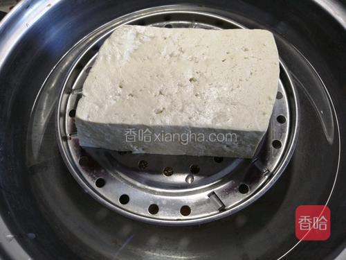 豆腐上锅蒸五分钟