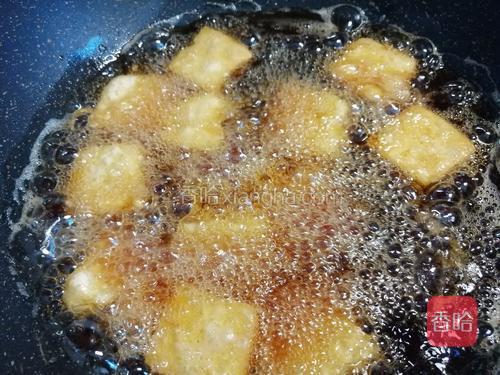 锅中烧油，油温8分热放入豆腐炸至金黄