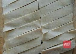 尖椒肉爆豆腐皮的做法图解1