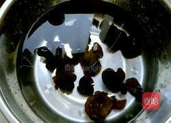 番茄鸡蛋炒木耳的做法图解1