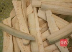 肉沫咸鱼茄子煲的做法图解1