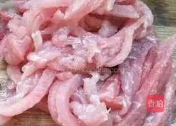 Illustration of how to make fried pork with shredded radish 1
