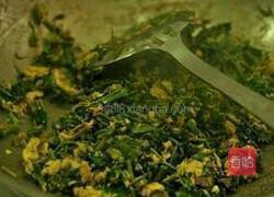 鸡蛋爆炒香椿芽的做法图解4